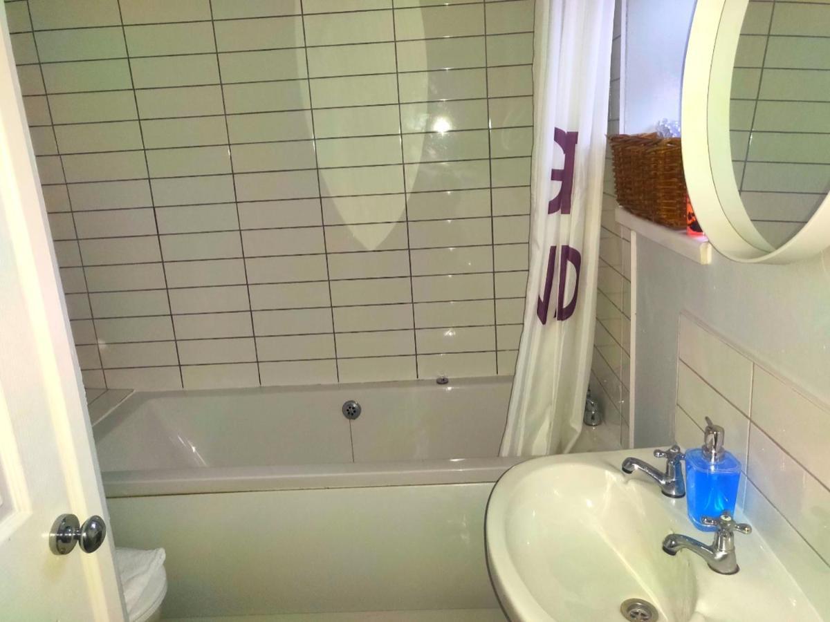 Quiet & Relaxing 2-bedroom - Free Parking & Pets Welcome Swansea