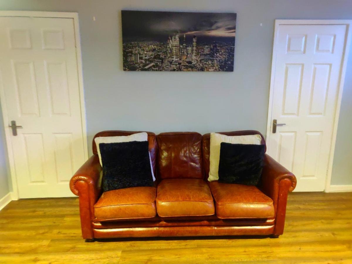 Quiet & Relaxing 2-bedroom - Free Parking & Pets Welcome Apartment Swansea